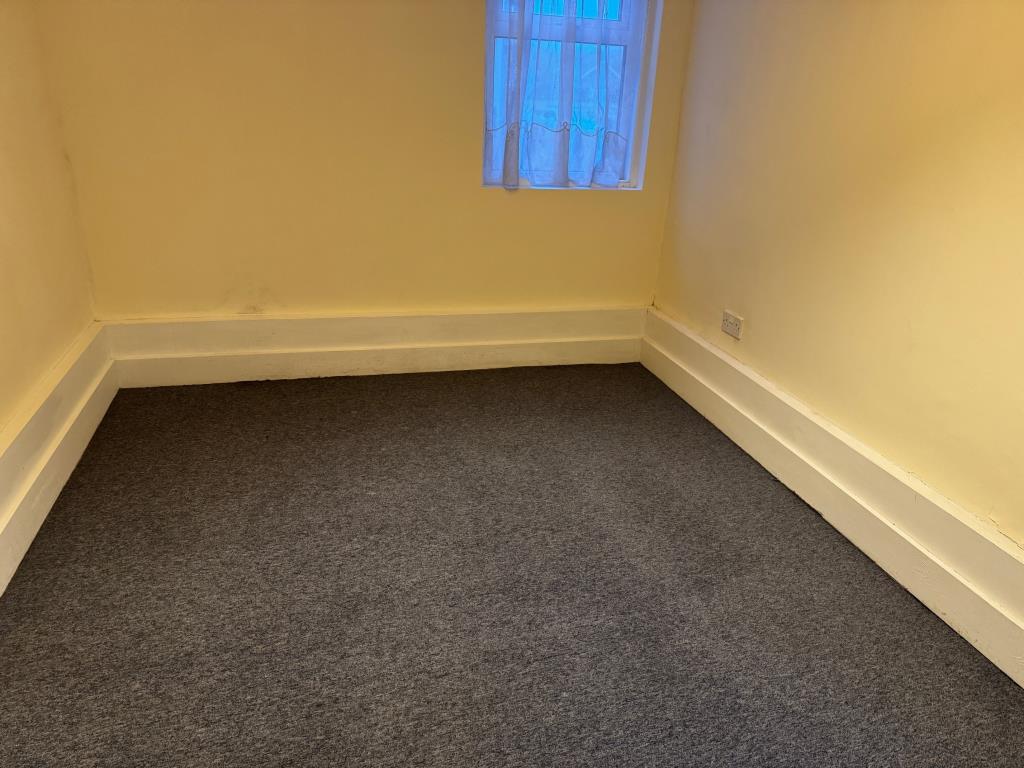 Lot: 129 - FREEHOLD ARRANGED AS TWO DWELLINGS WITH PARKING - Ground floor flat bedroom 2